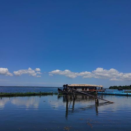 Water Scapes Hotel Kumarakom Exterior photo