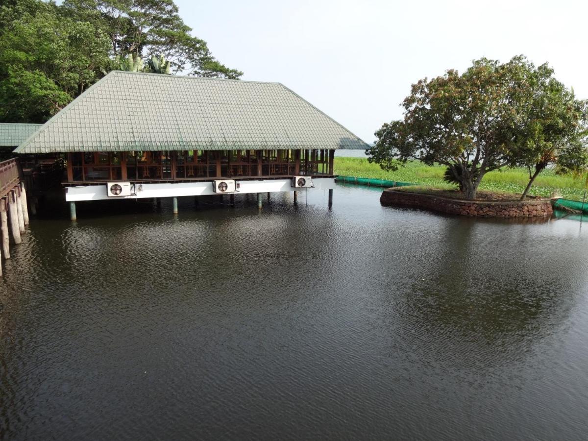 Water Scapes Hotel Kumarakom Exterior photo