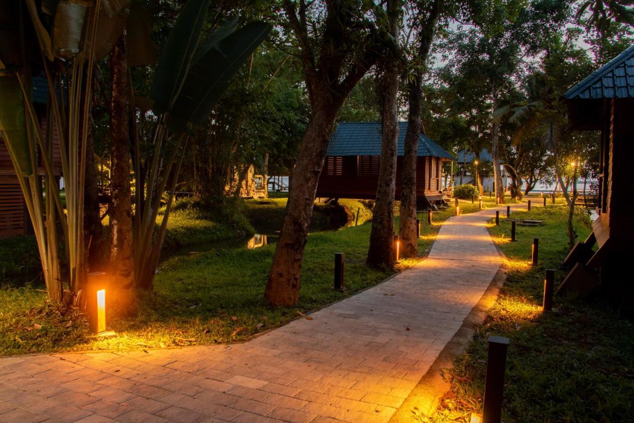 Water Scapes Hotel Kumarakom Exterior photo