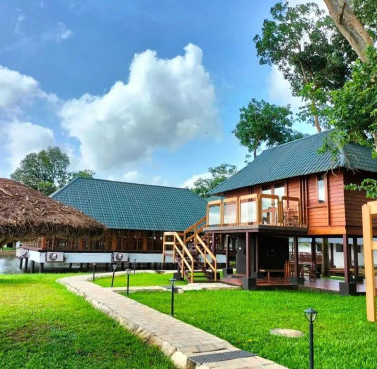 Water Scapes Hotel Kumarakom Exterior photo