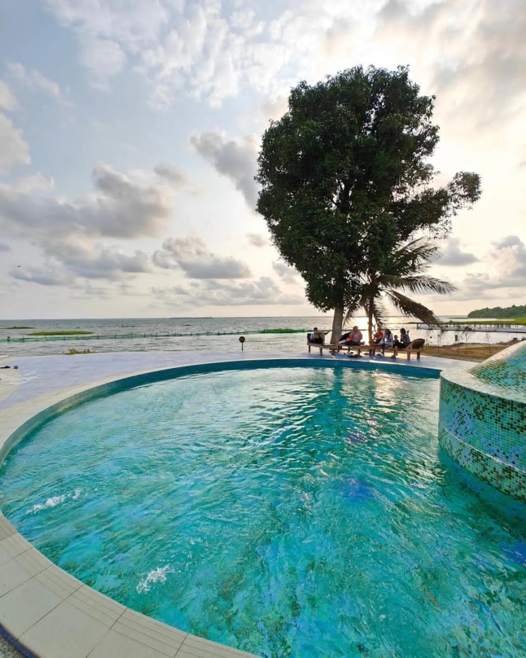 Water Scapes Hotel Kumarakom Exterior photo