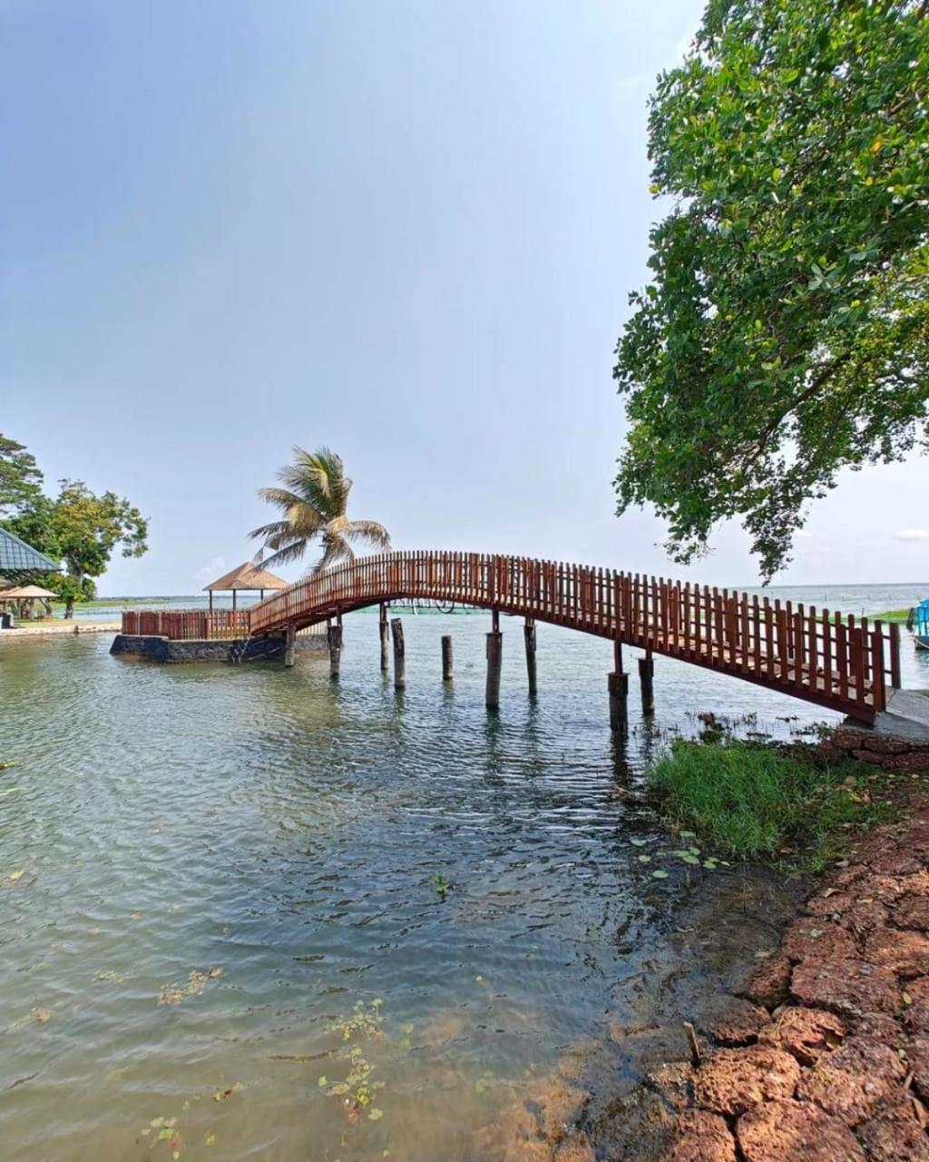 Water Scapes Hotel Kumarakom Exterior photo