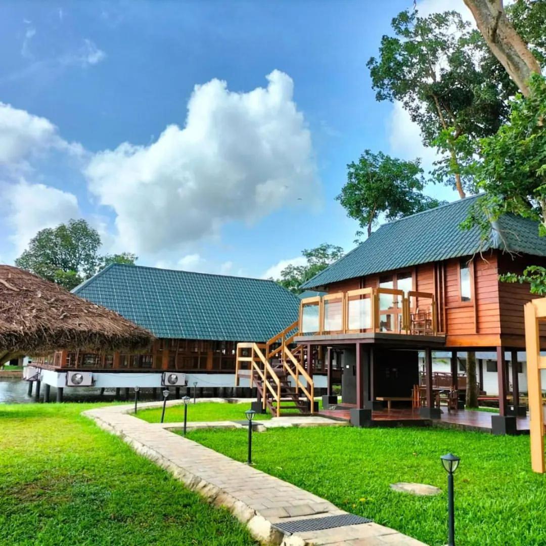 Water Scapes Hotel Kumarakom Exterior photo