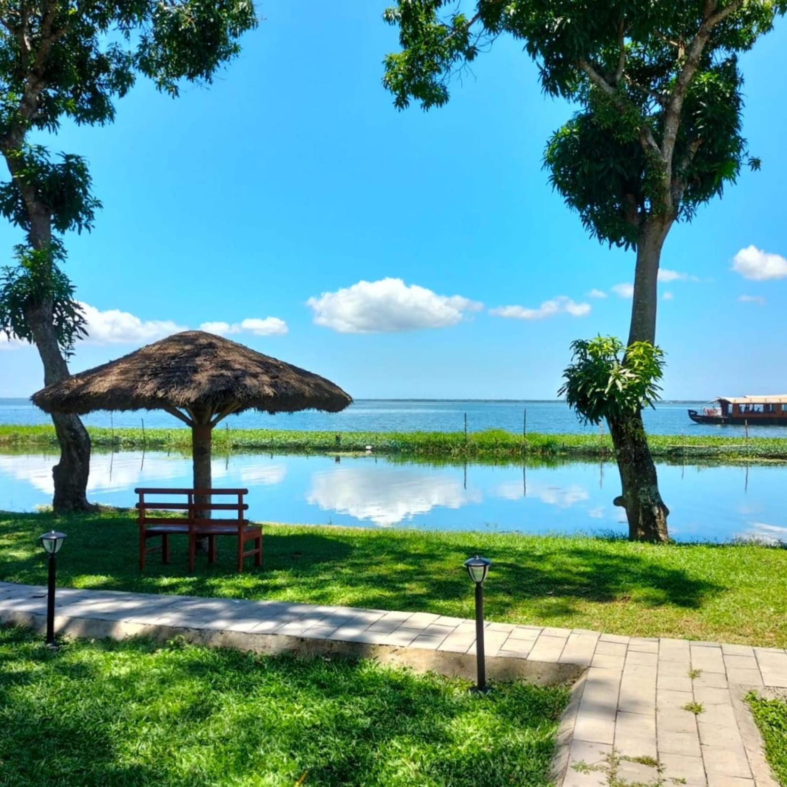 Water Scapes Hotel Kumarakom Exterior photo